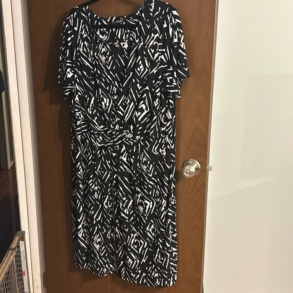 Roz & Ali black and white short sleeved woman’s dress